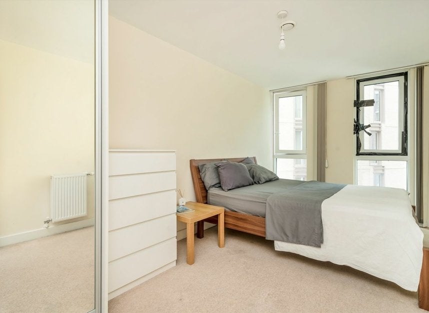 Flat Alie Street in Greater London
