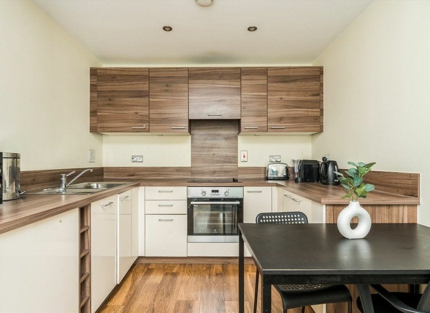 Flat Alie Street in Greater London