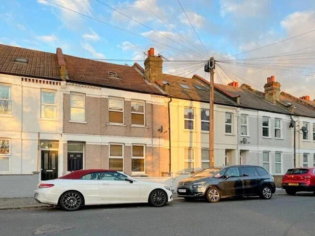 Flat Coverton Road in Greater London