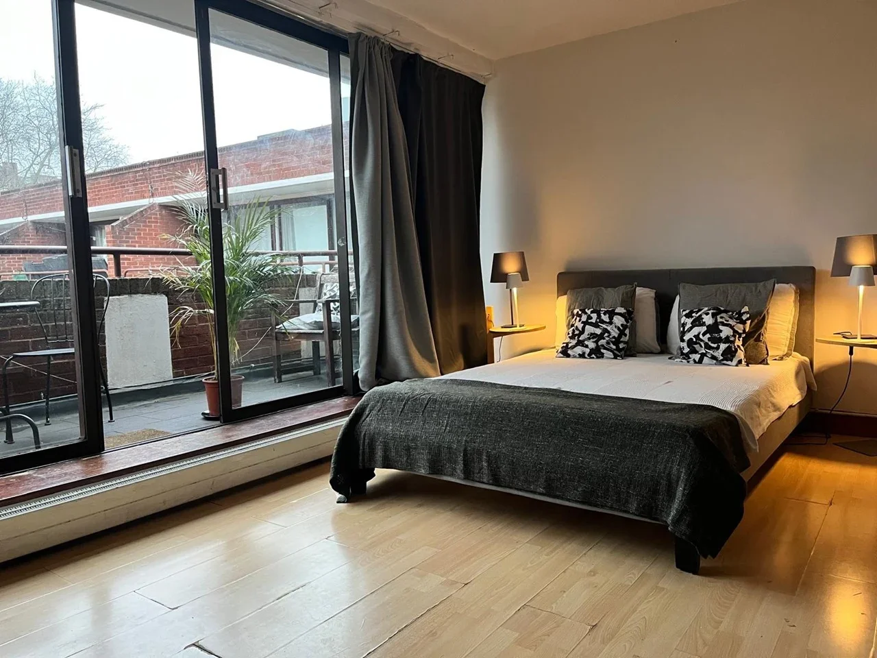 Flat Oakshott Court in Greater London