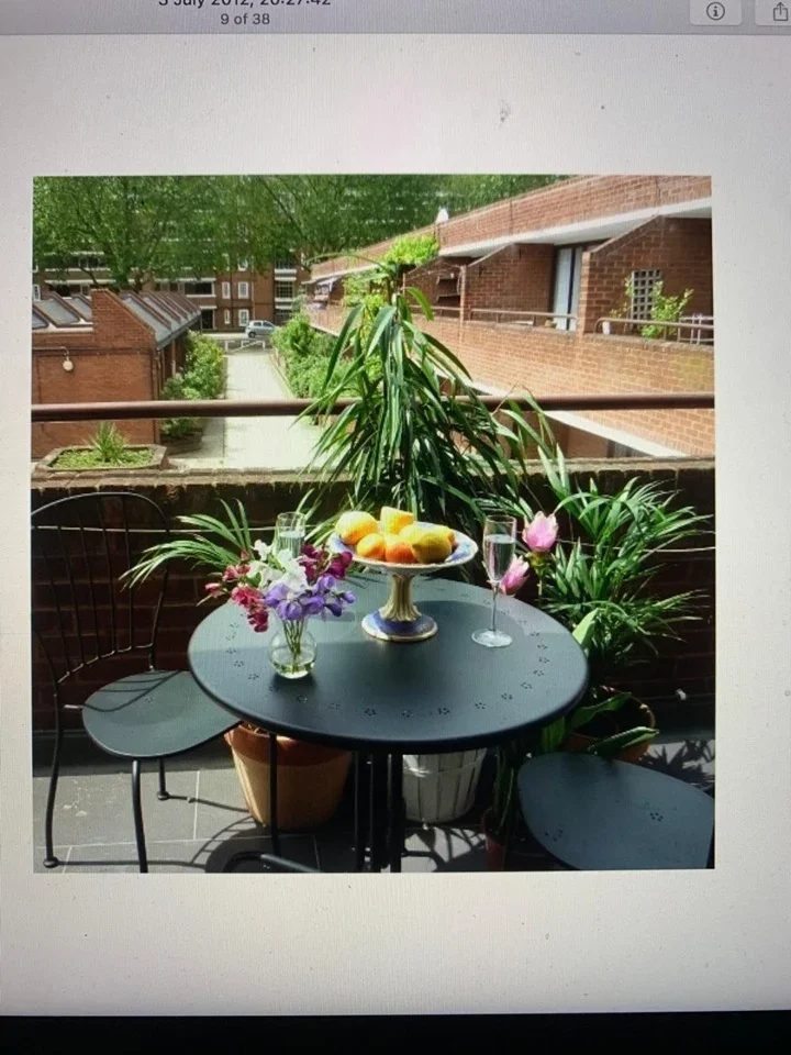 Flat Oakshott Court in Greater London
