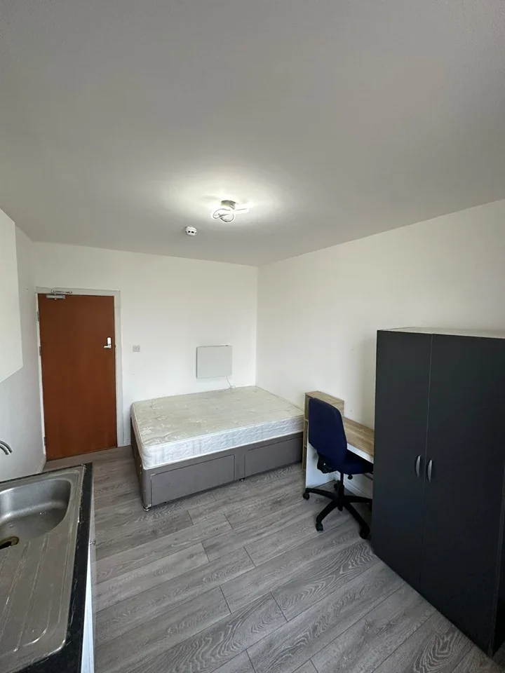 Room Manchester Road in Greater London