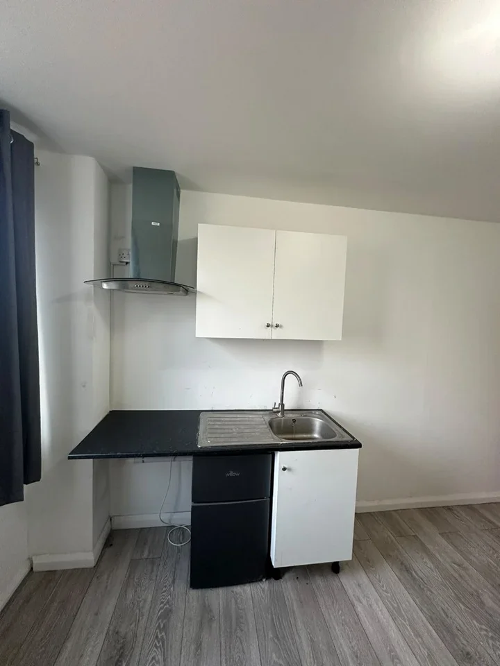 Room Manchester Road in Greater London
