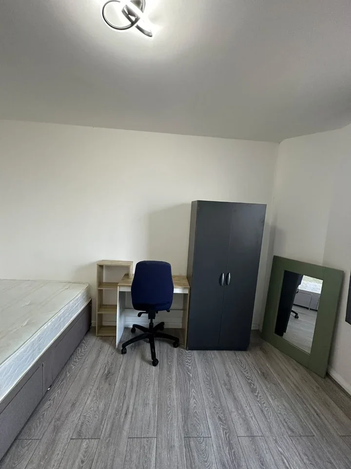 Room Manchester Road in Greater London