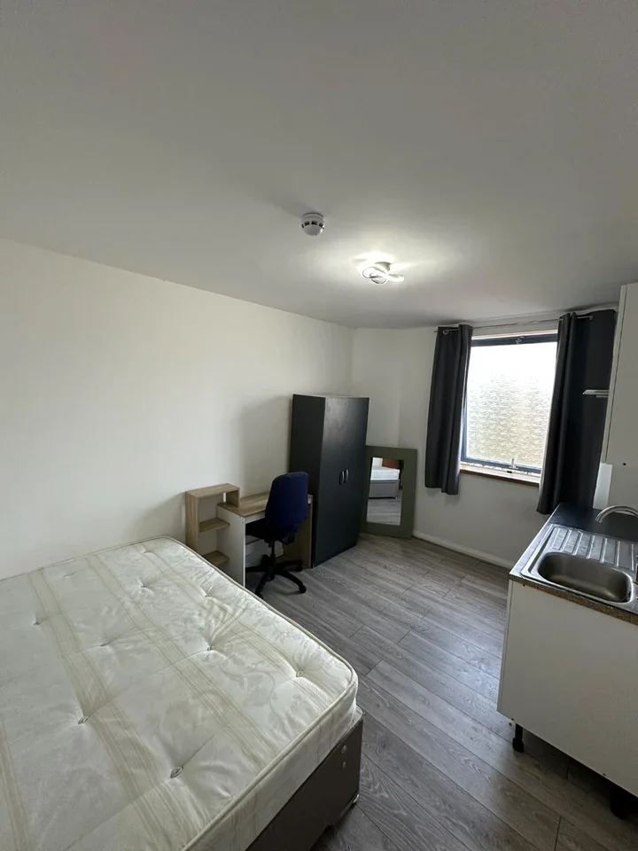 Room Manchester Road in Greater London