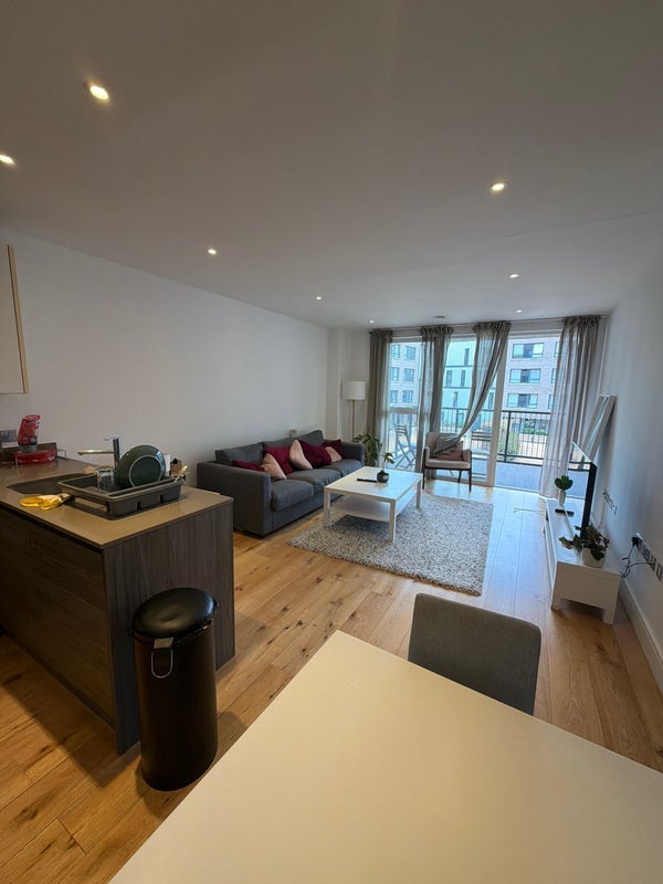 Room Plough Way in Greater London