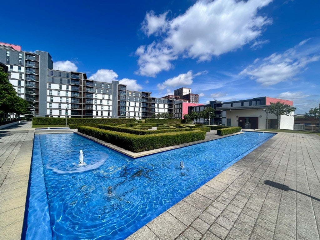 Flat Avebury Boulevard in Milton Keynes