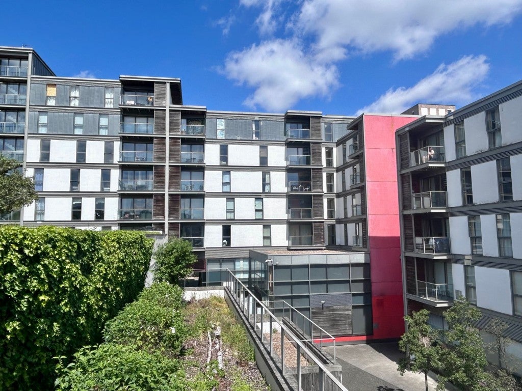 Flat Avebury Boulevard in Milton Keynes