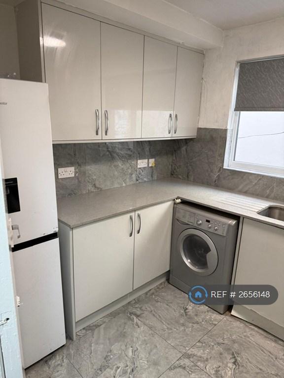 Flat Kingston Road in Greater London