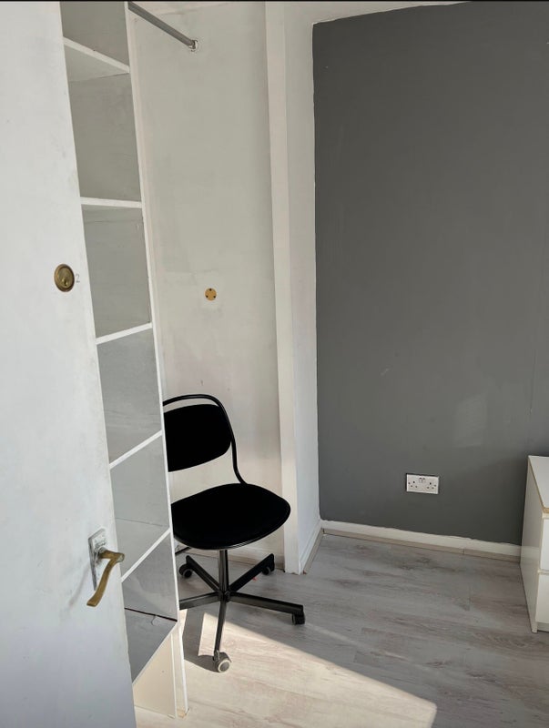 Room Warwick Road in Greater London