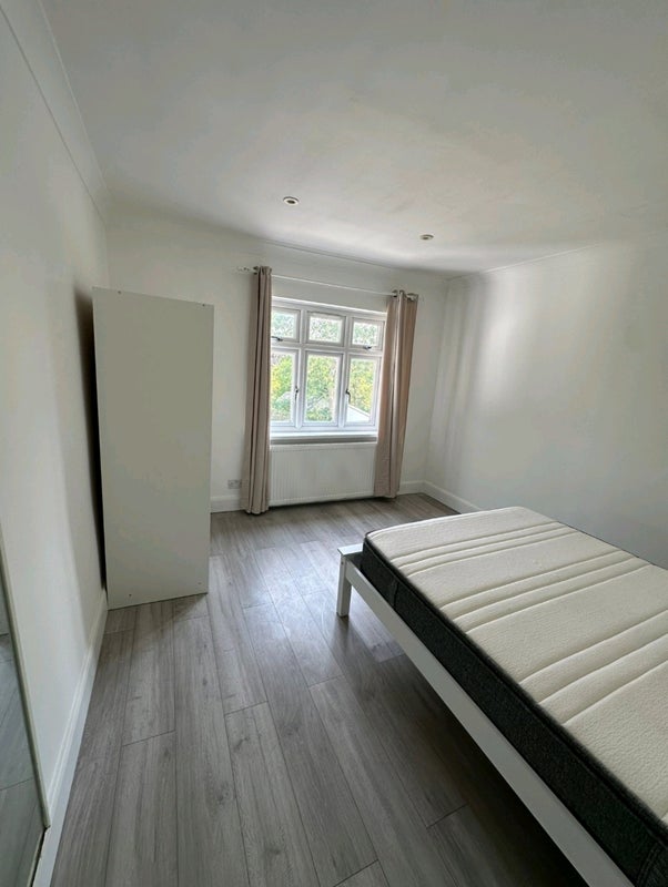 Room Sandringham Gardens in Greater London