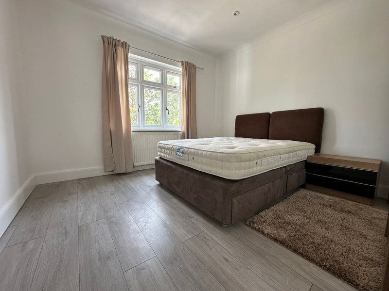 Room Sandringham Gardens in Greater London