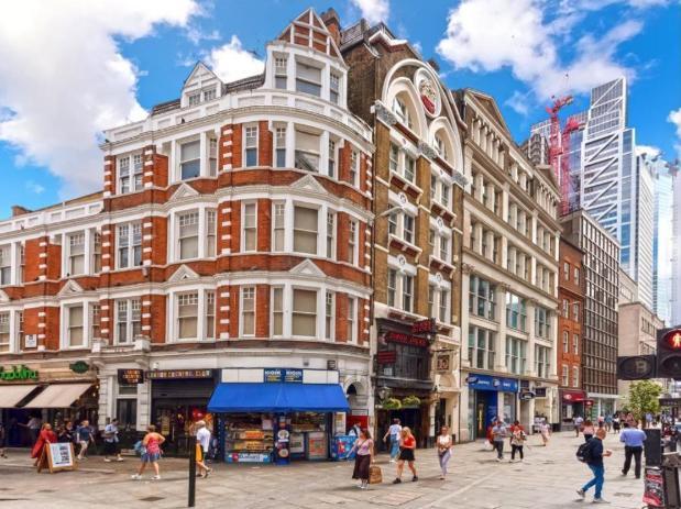 Flat Bishopsgate in City of London