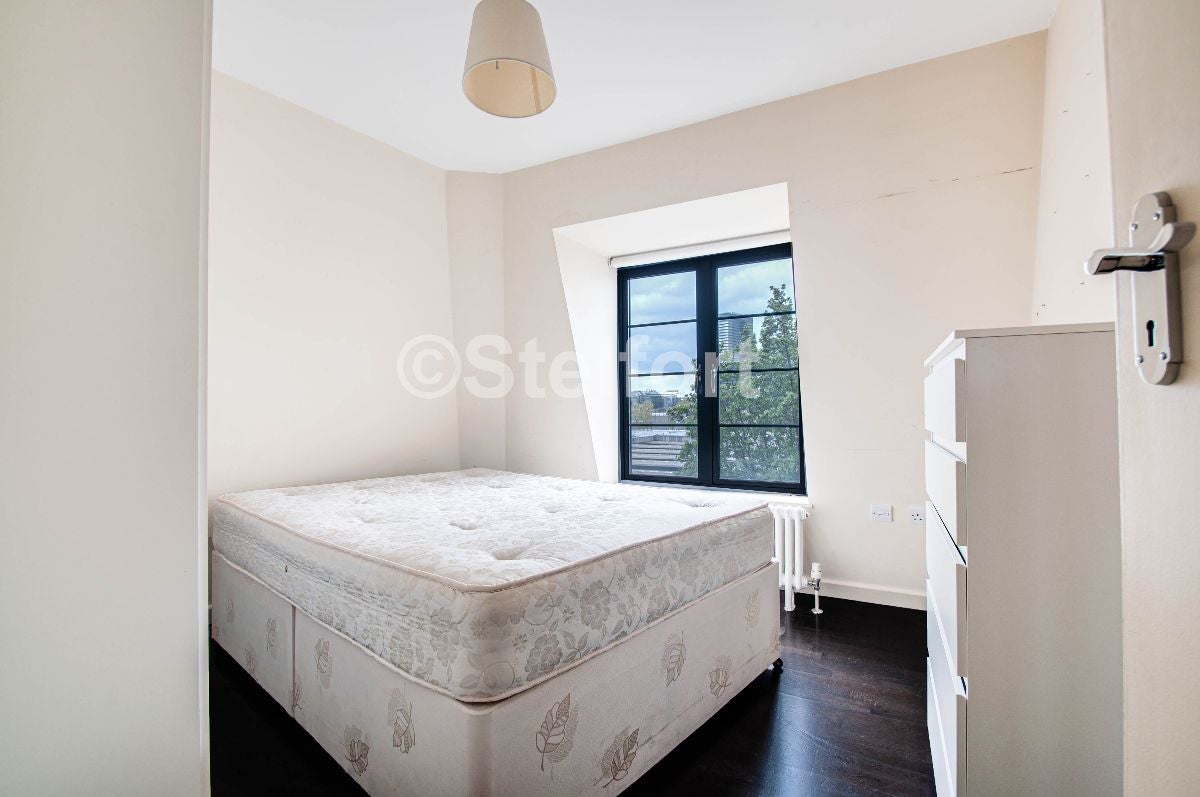 Flat Eversholt Street in Greater London
