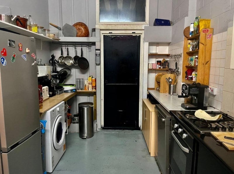 Room Grosvenor Way in Greater London