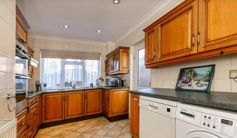 Room Western Avenue in Greater London