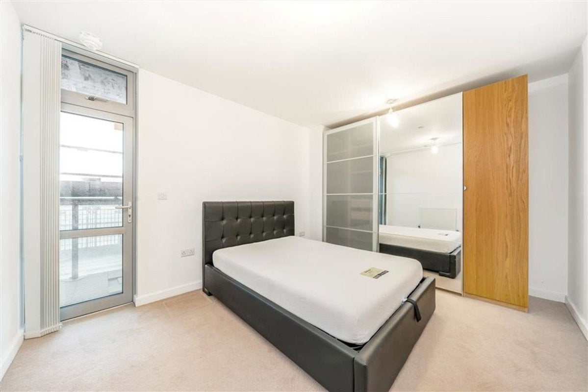 Flat Ross Way in Greater London