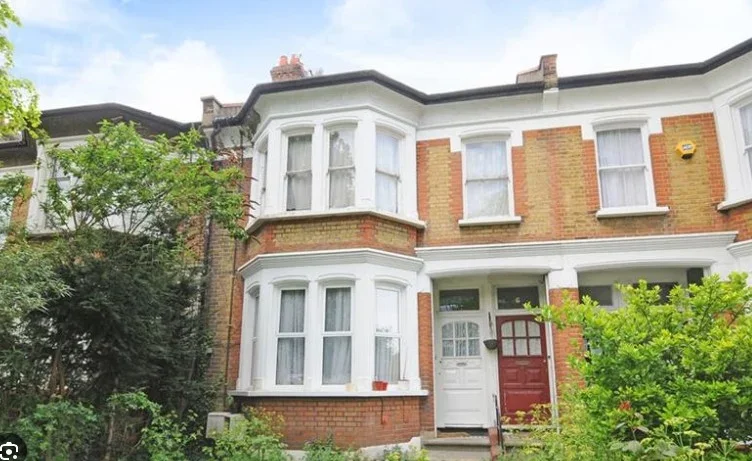 Flat Mount Nod Road in Greater London