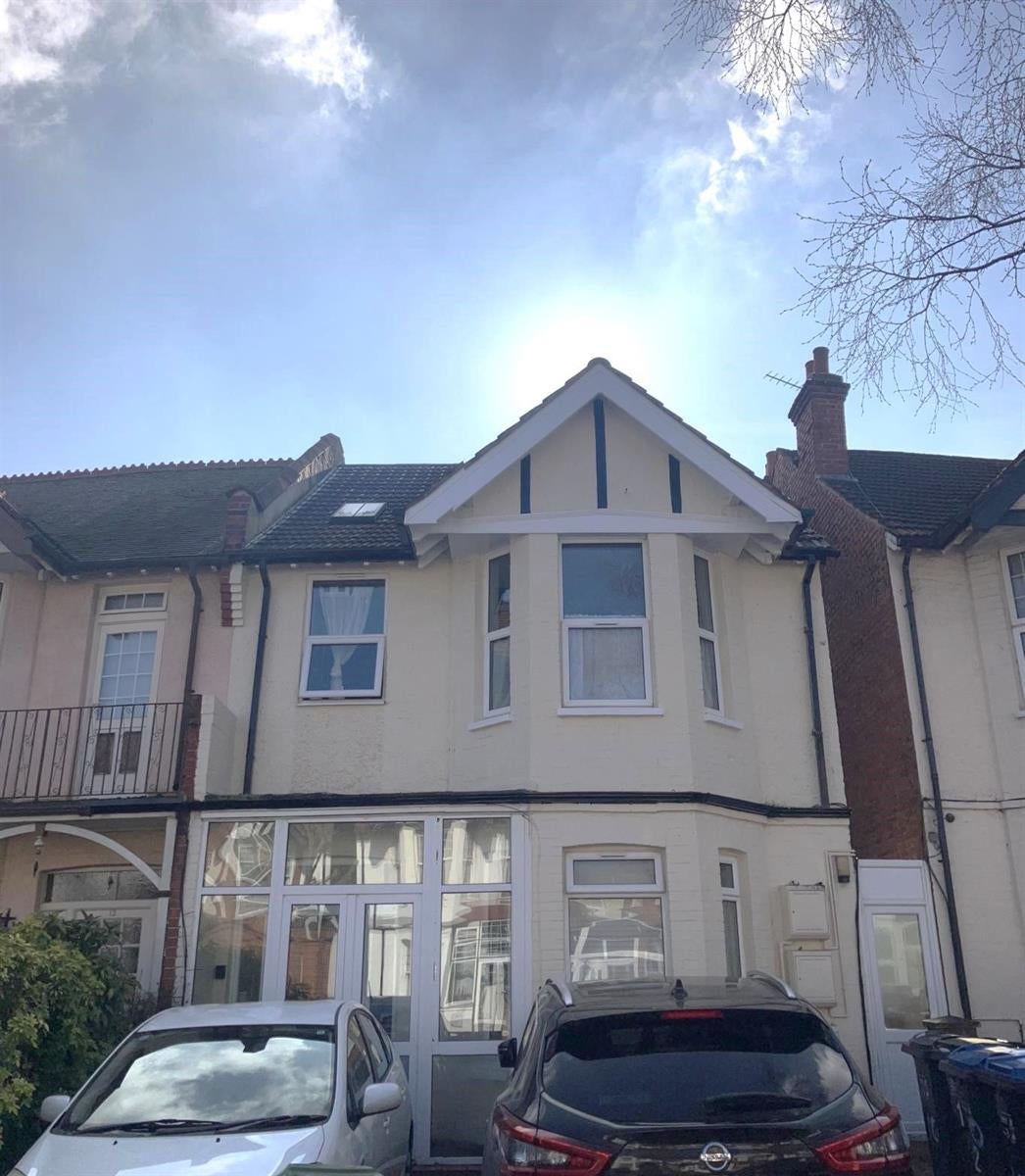 Flat Melrose Avenue in Greater London