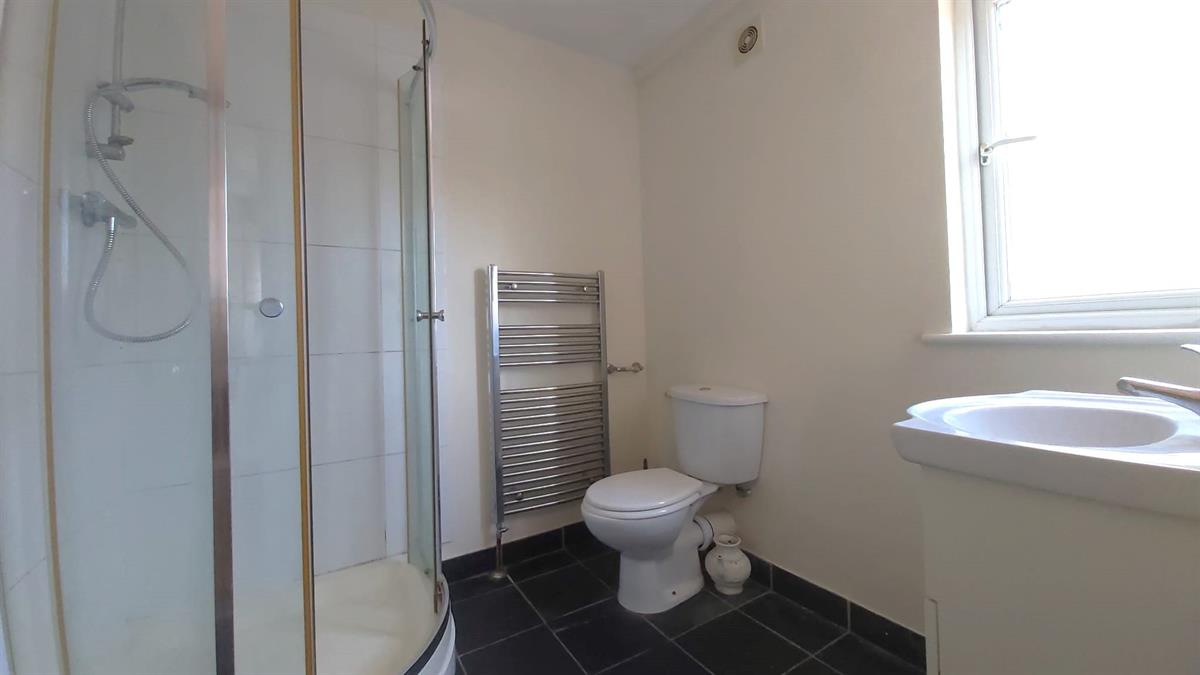 Flat Melrose Avenue in Greater London