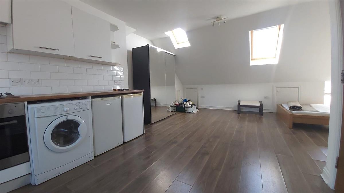 Flat Melrose Avenue in Greater London