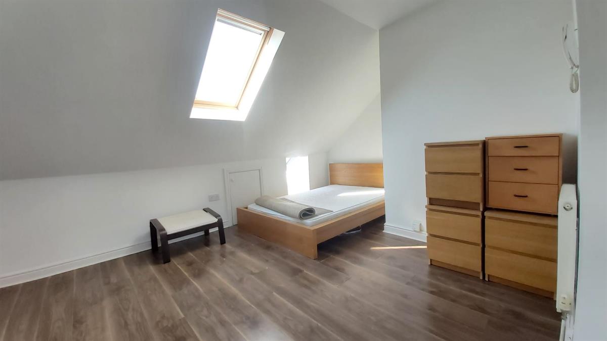 Flat Melrose Avenue in Greater London