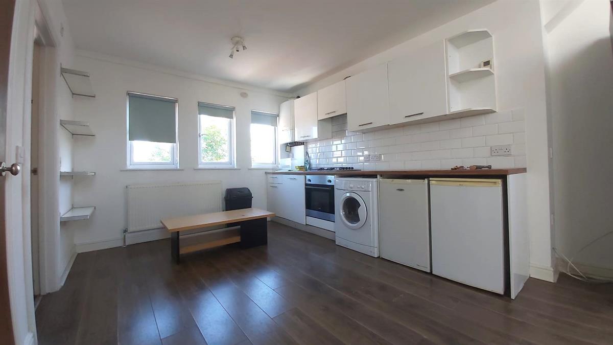 Flat Melrose Avenue in Greater London