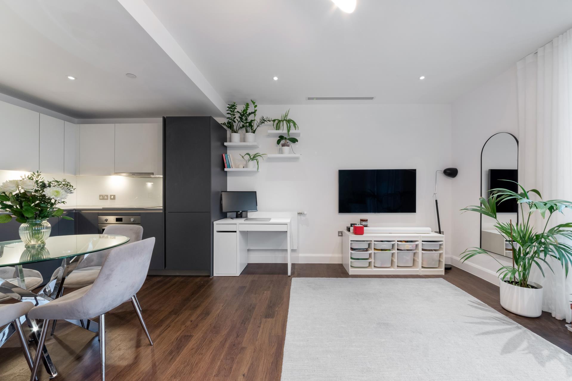 Flat Mastmaker Road in Greater London