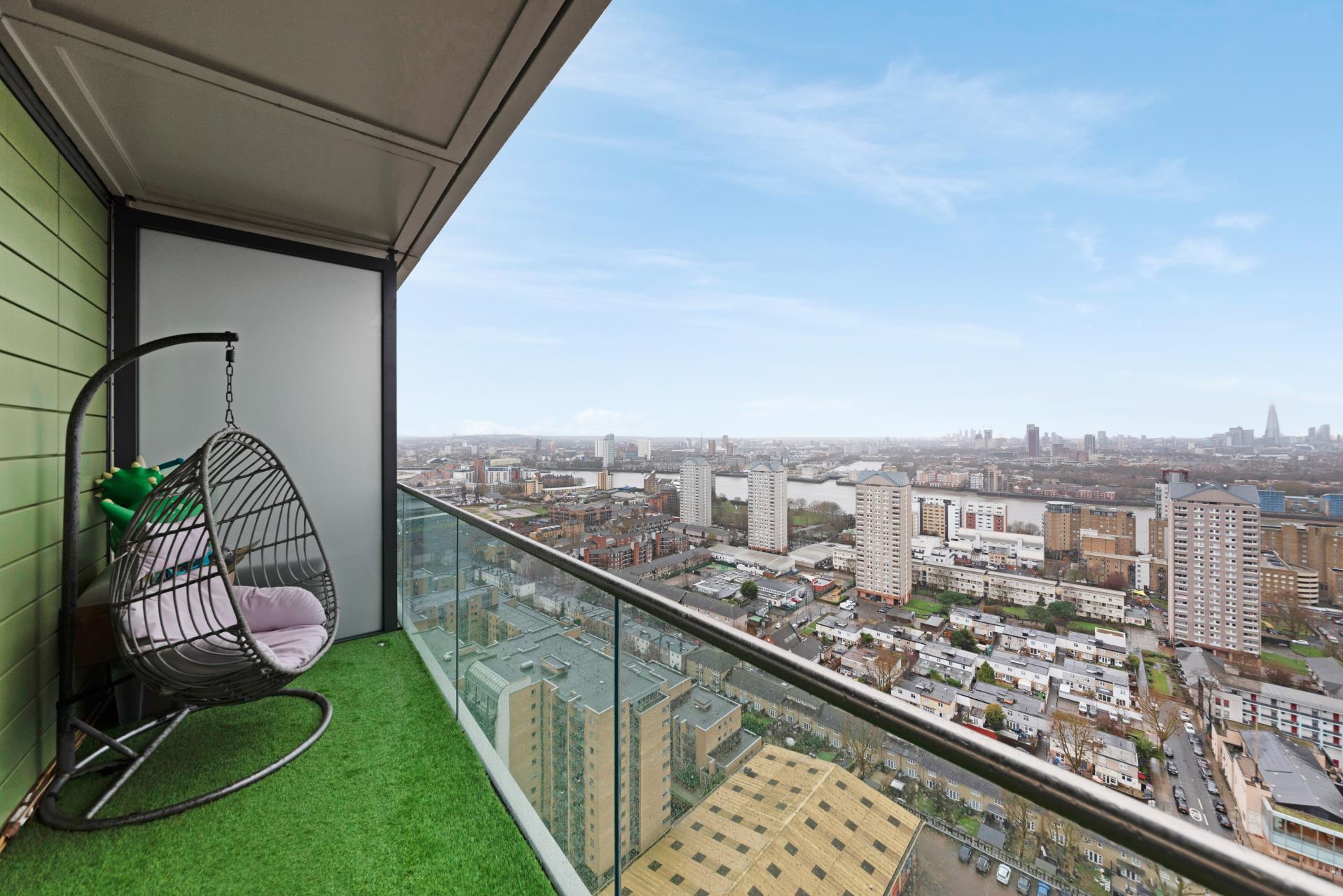 Flat Mastmaker Road in Greater London