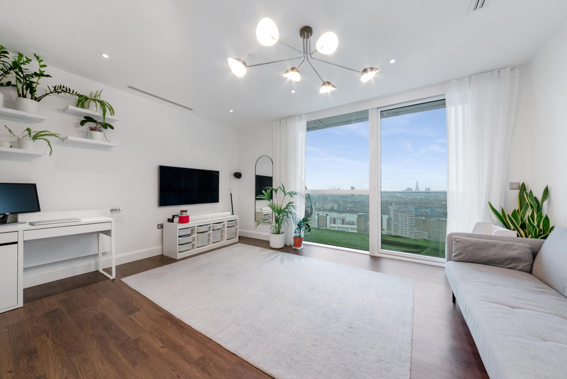 Flat Mastmaker Road in Greater London
