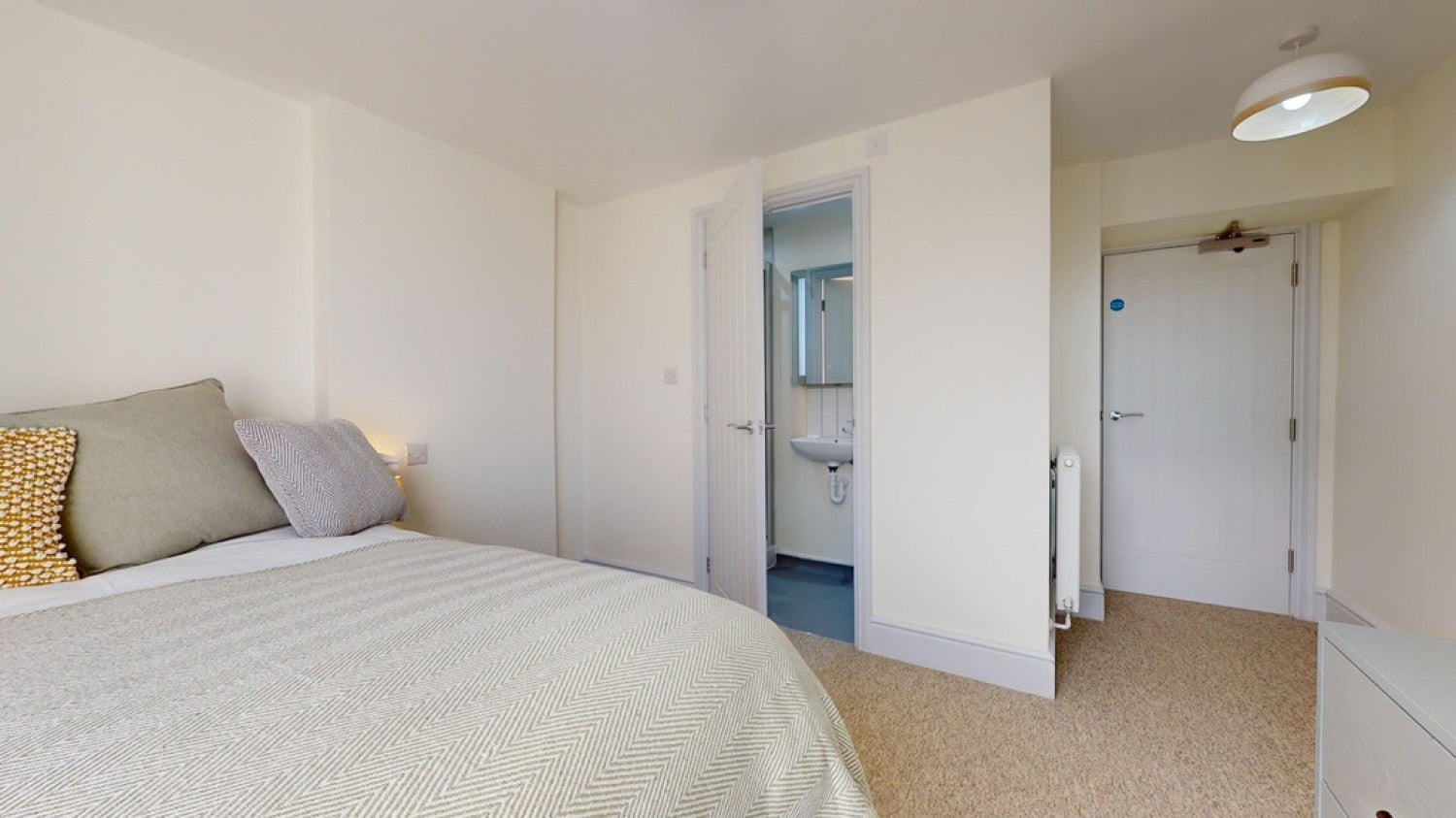 Room Pear Court in Street
