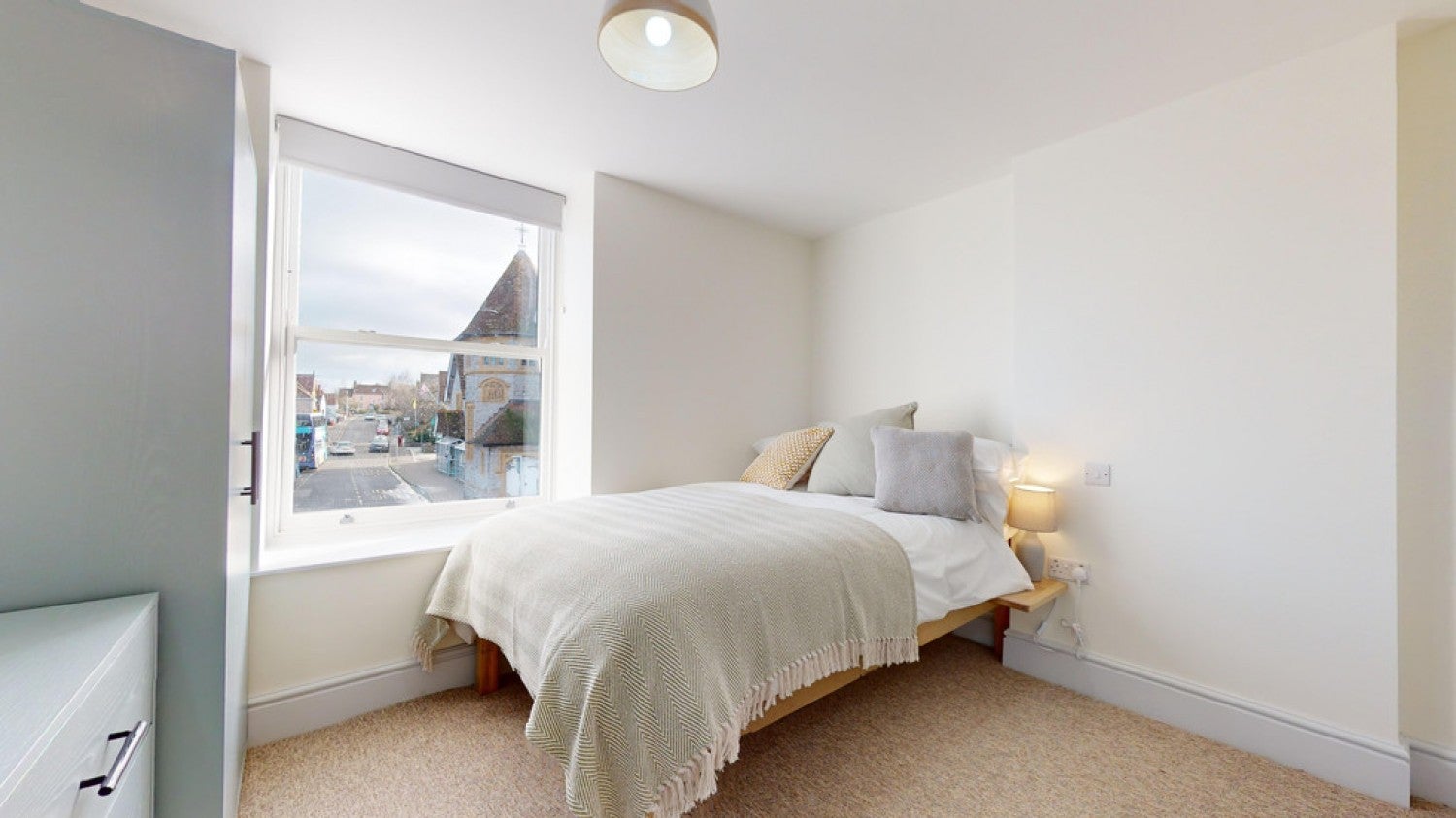 Room Pear Court in Street