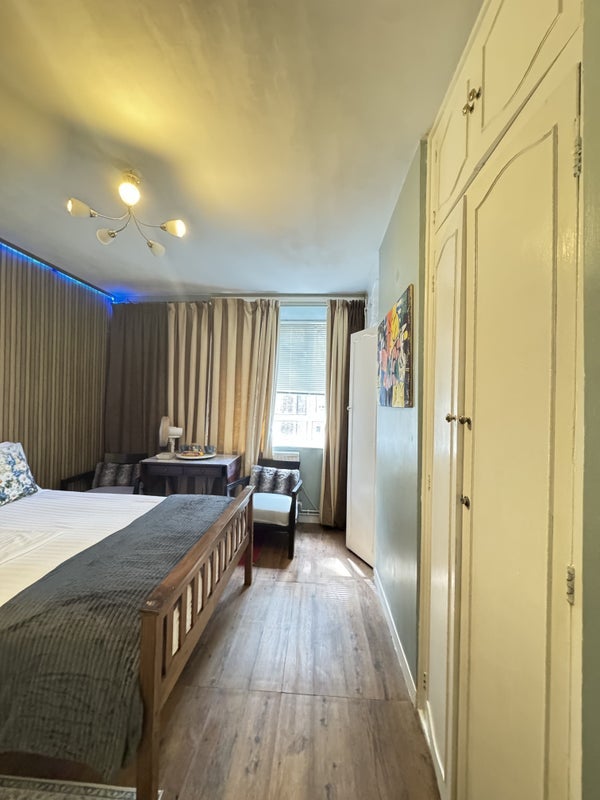 Room Australia Road in Greater London