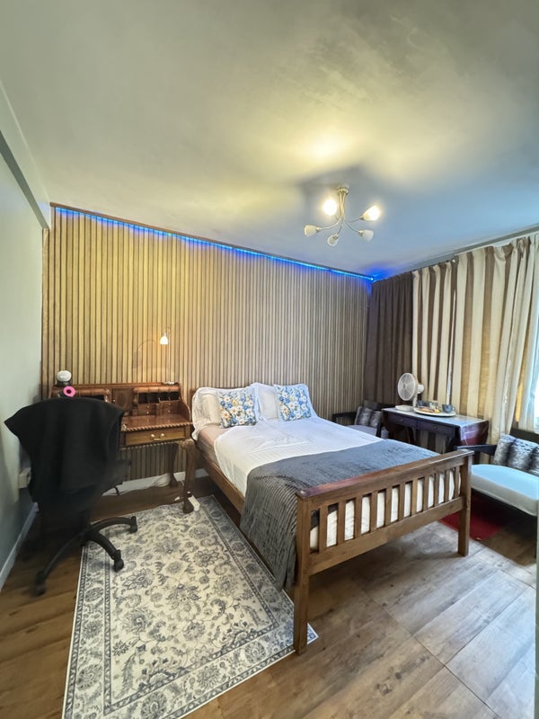 Room Australia Road in Greater London