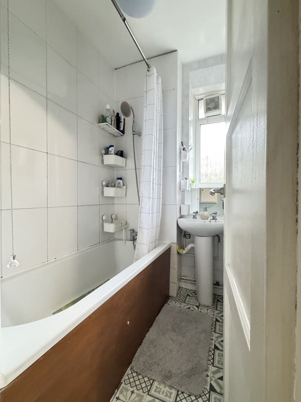 Room Australia Road in Greater London