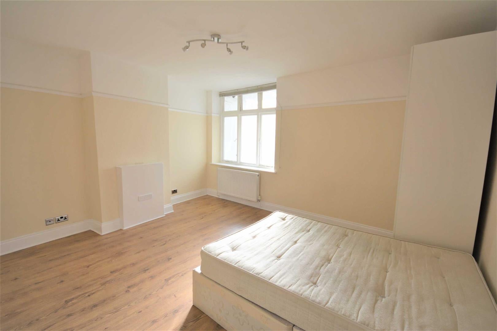 Flat Watford Way in Greater London