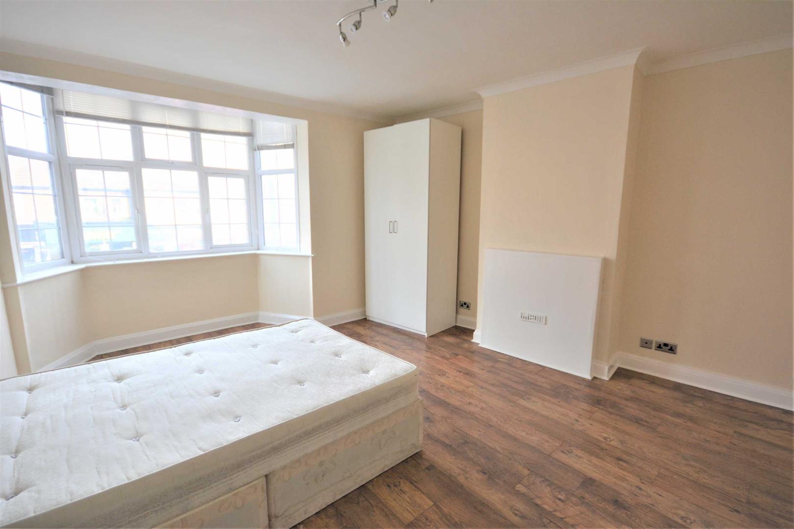Flat Watford Way in Greater London