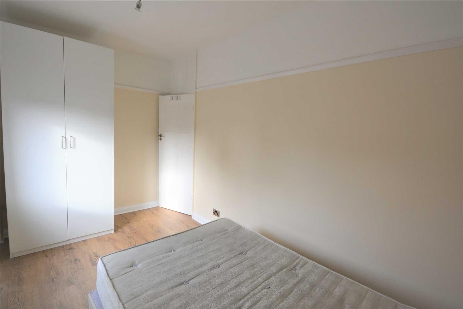 Flat Watford Way in Greater London