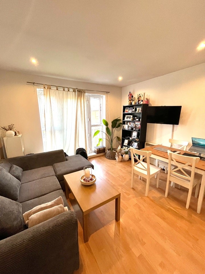 Flat Tarling Street in Greater London