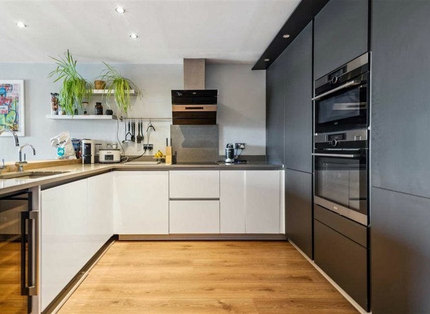 Flat Wapping High Street in Greater London