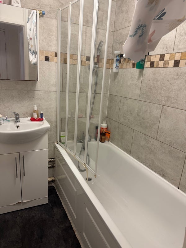 Room Condell Road in Greater London