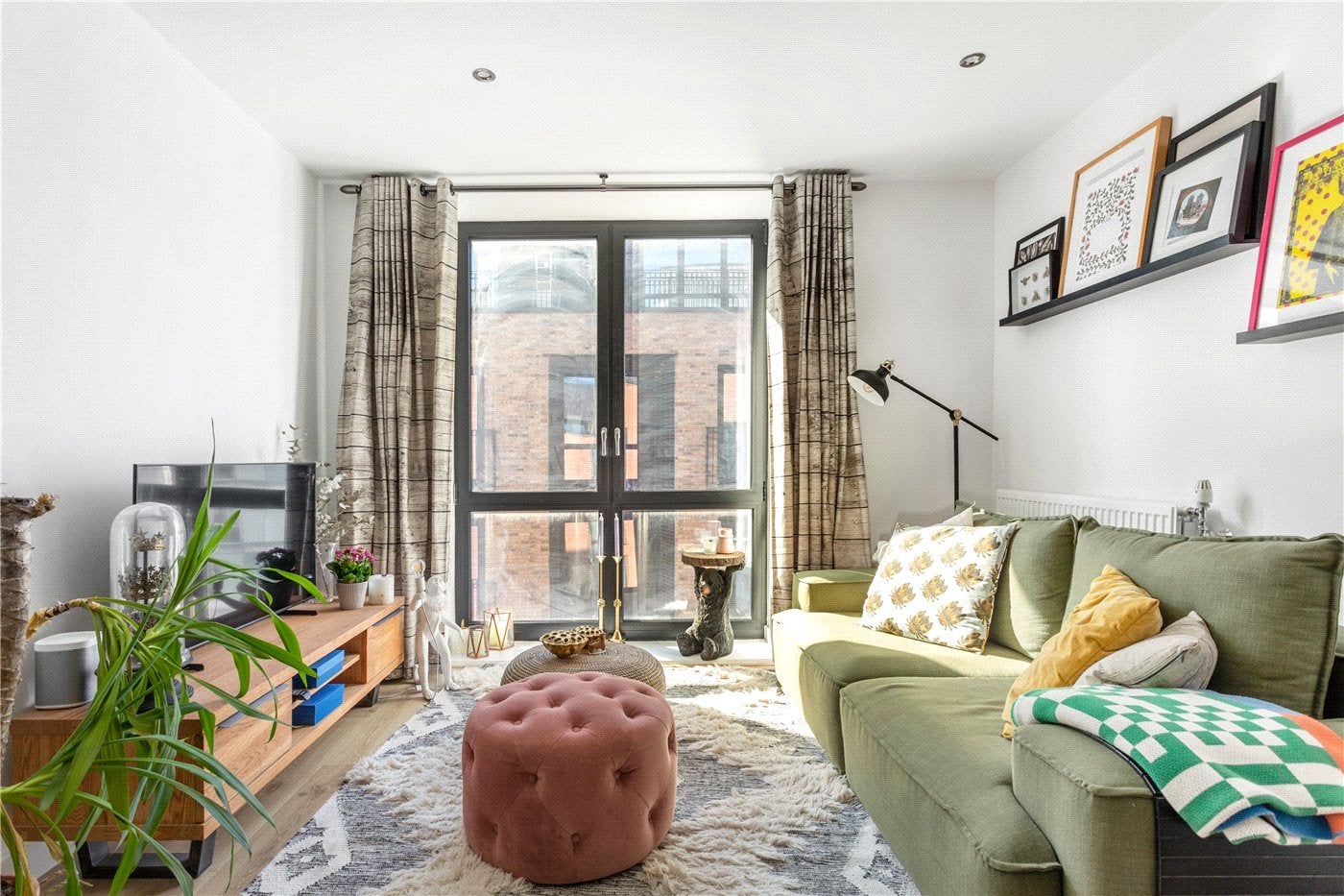 Flat Buckhurst Street in Greater London