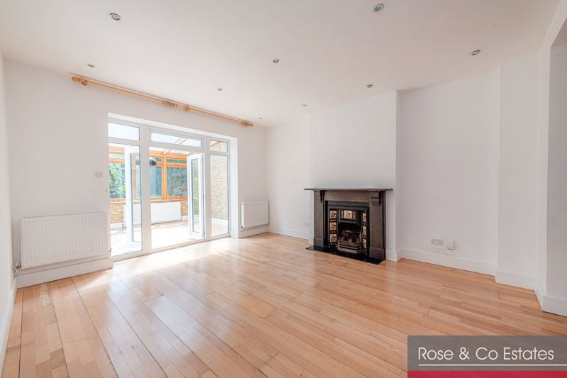Flat Greencroft Gardens in Greater London