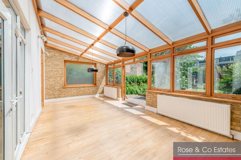 Flat Greencroft Gardens in Greater London