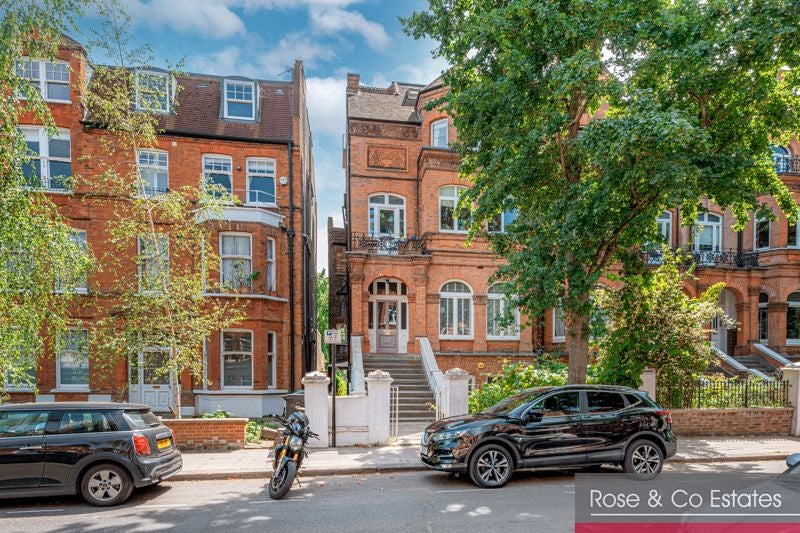 Flat Greencroft Gardens in Greater London