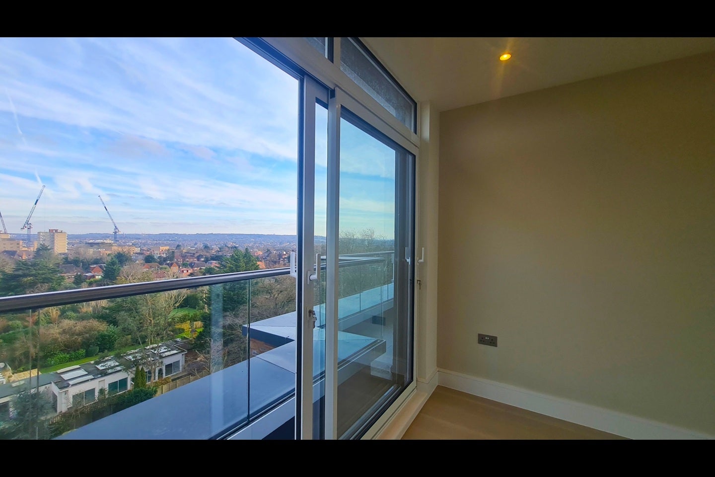 Flat Brampton Grove in Greater London