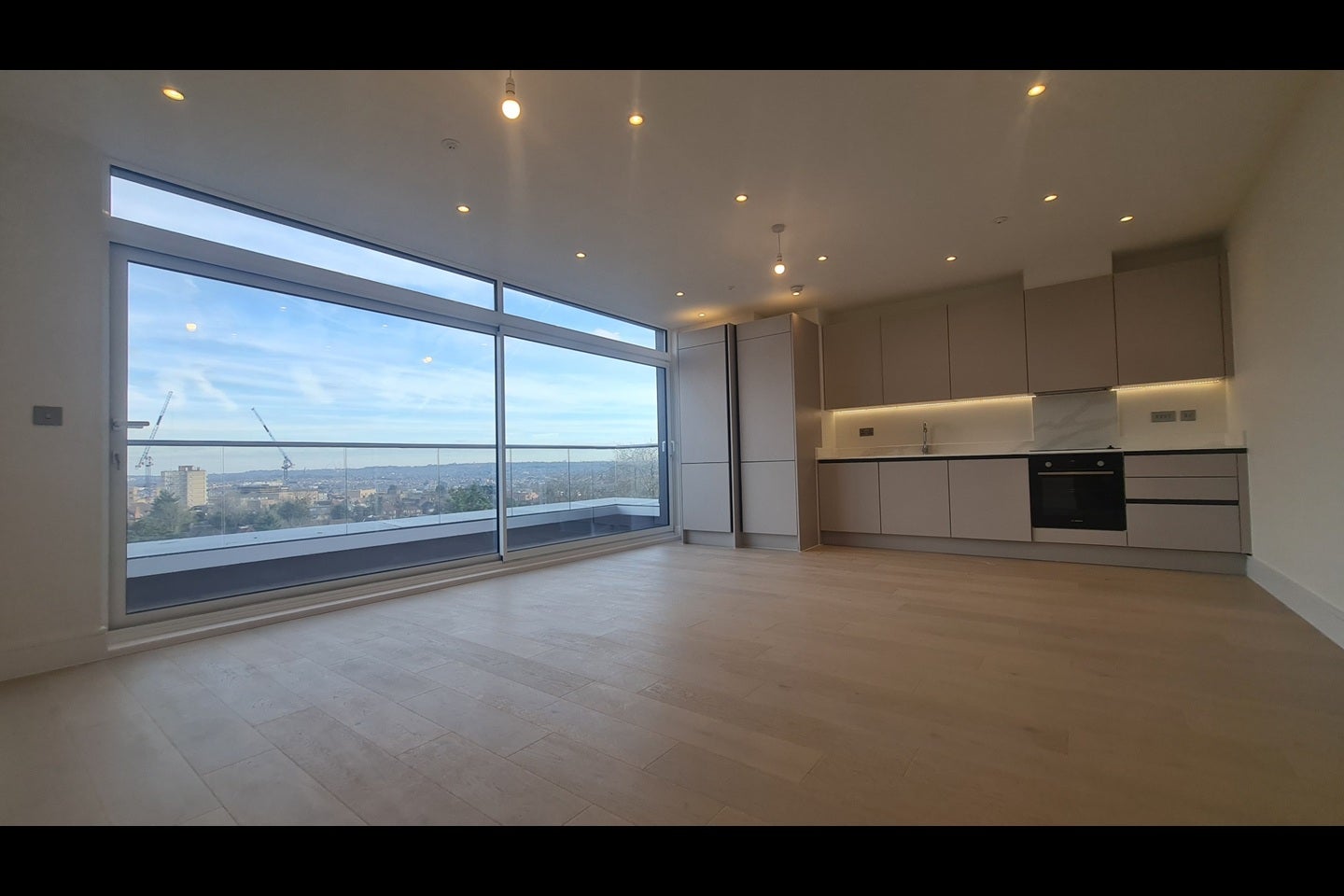 Flat Brampton Grove in Greater London
