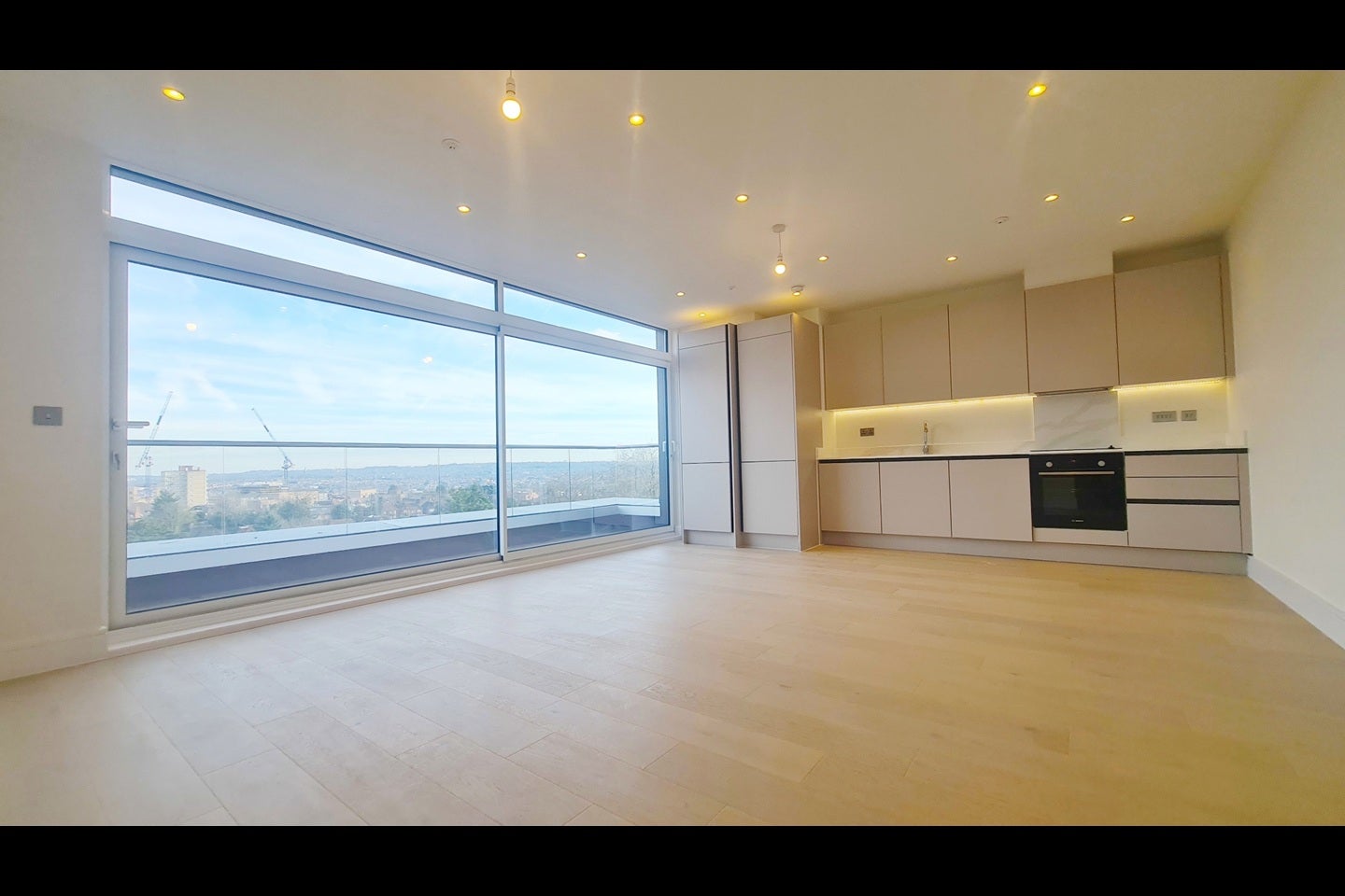 Flat Brampton Grove in Greater London