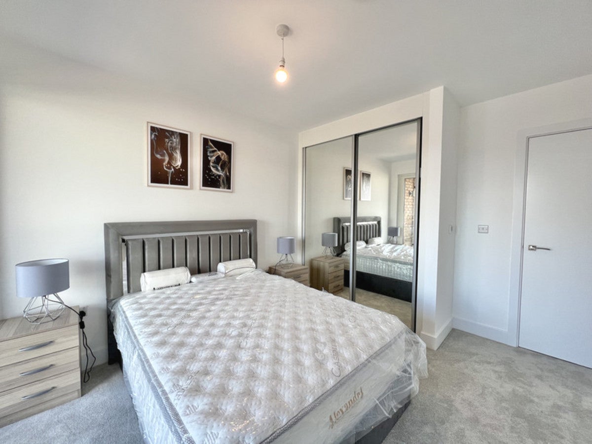 Flat Lismore Boulevard in Greater London