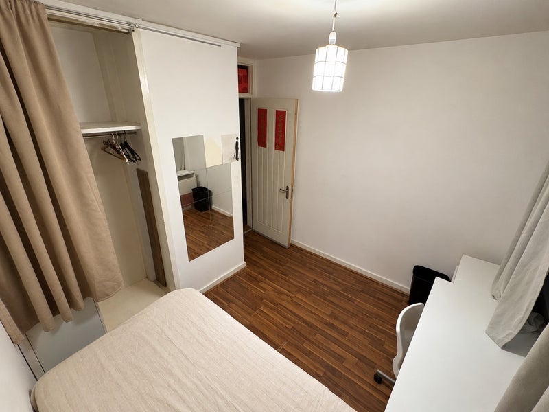 Room Grafton Way in Greater London